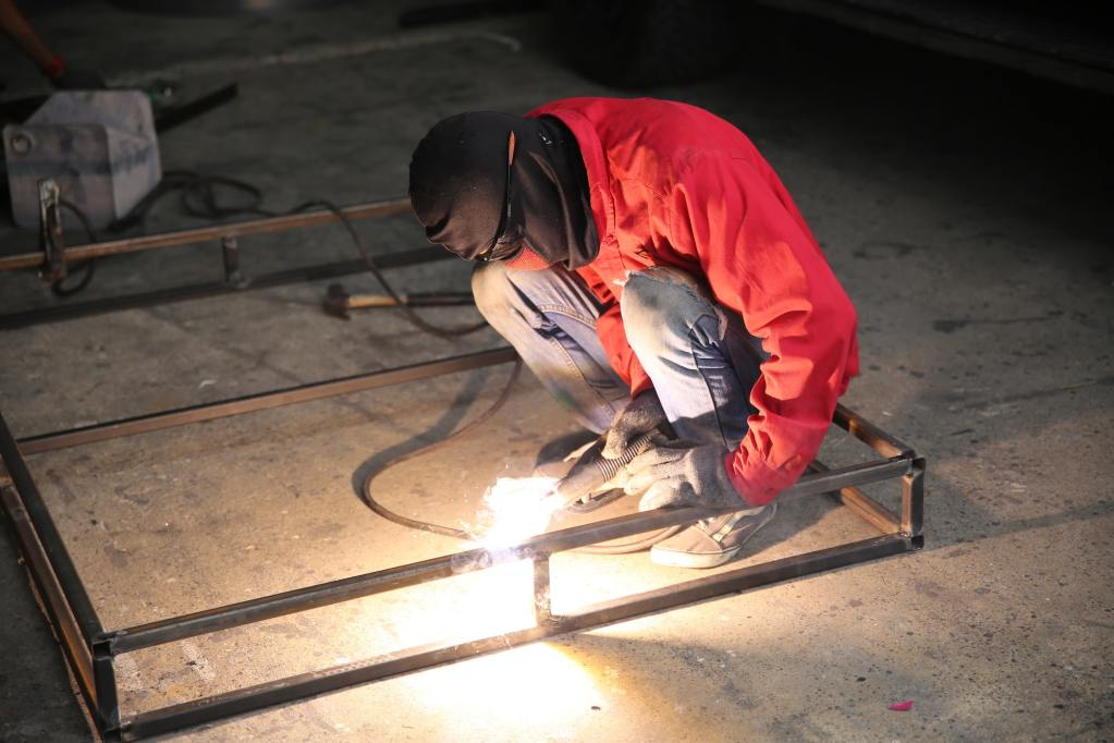 Steel frame welding for a bed.